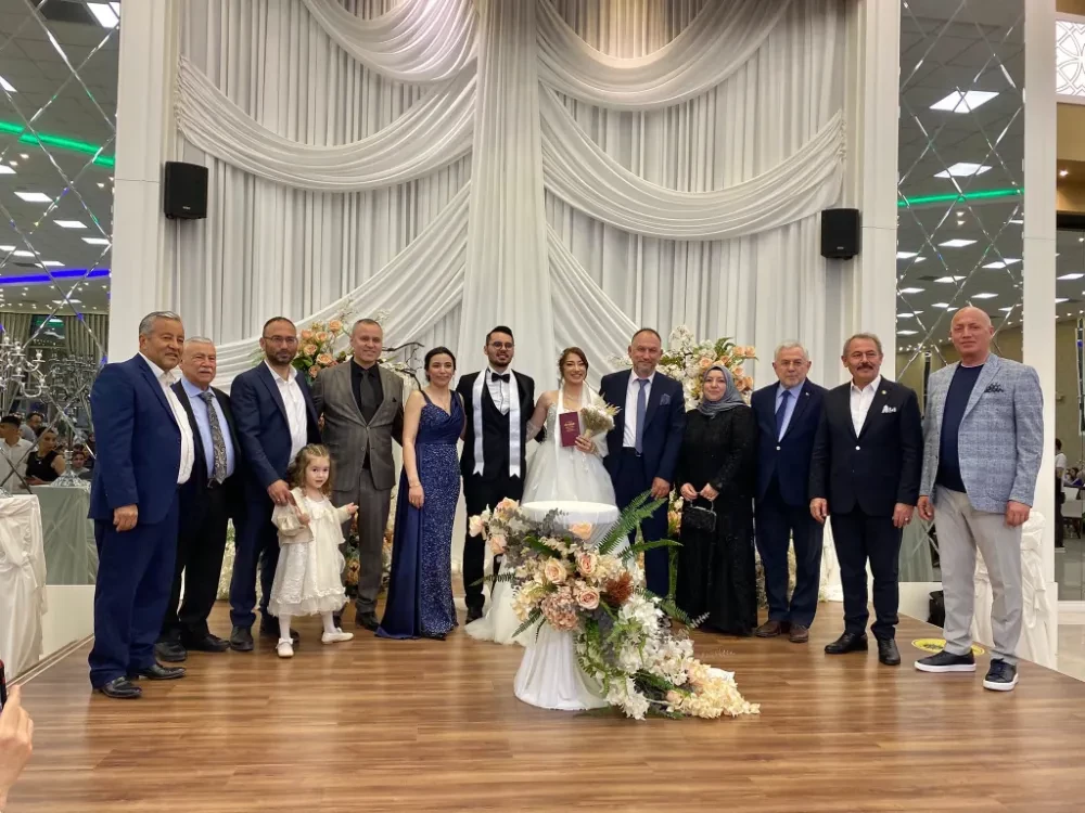 Altı şahit huzurunda dünya evine girdiler